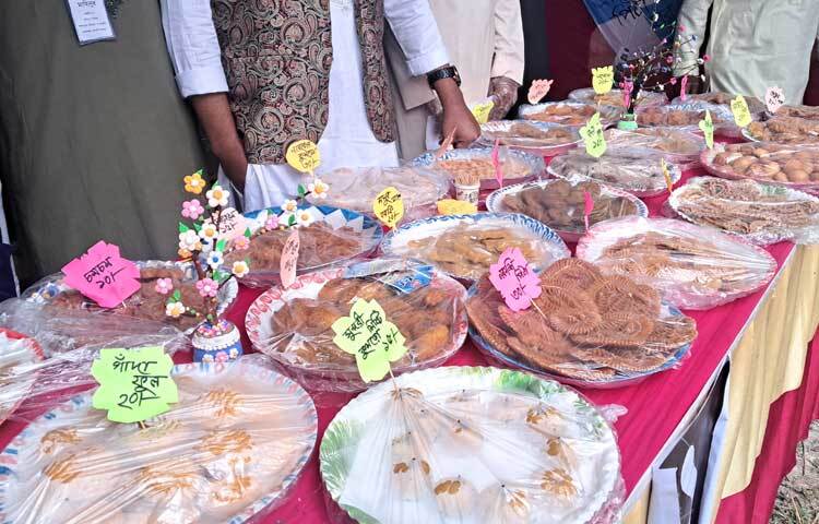 কলেজ শাখা বিএনসিসি প্লাটুন এর স্টলে দেখা গেছে হৃদয় হরণ ও ব্যাকআপ পিঠা।