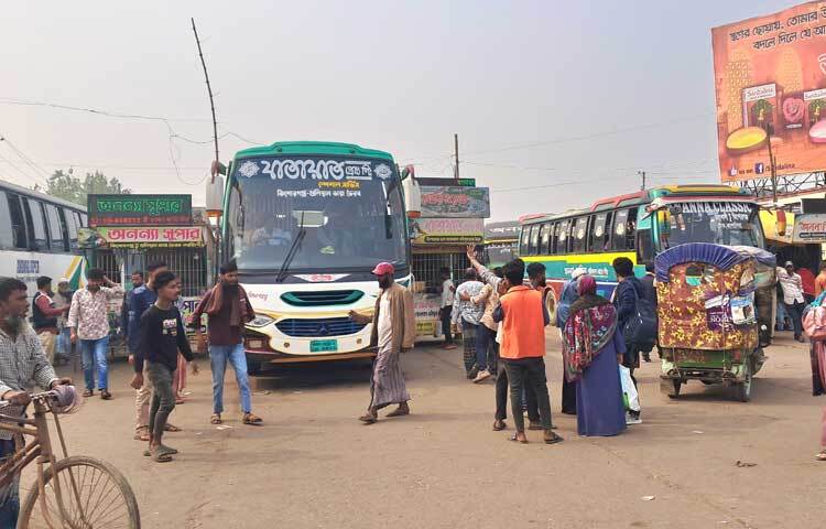 অন্যান্য দিনের তুলনায় যাত্রীর চাপ বেড়েছে বলে জানান বাস কাউন্টারের কর্মচারীরা।