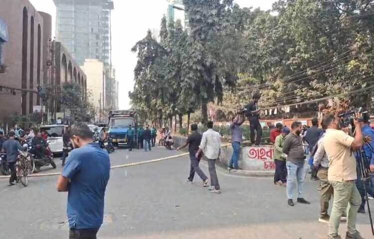 শিক্ষার্থীদের অবরোধে রাস্তার দুই লেনে যান চলাচল বন্ধ হয়ে গেছে। তীব্র যানজটে পড়েছেন যাত্রীরা।