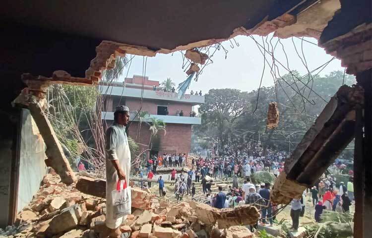 মধ্যরাতে ক্রেন নিয়ে আসা হয়। পরে আসে এক্সক্যাভেটর। তখন থেকেই বিরতিহীনভাবে চলছে ভাঙার কাজ।