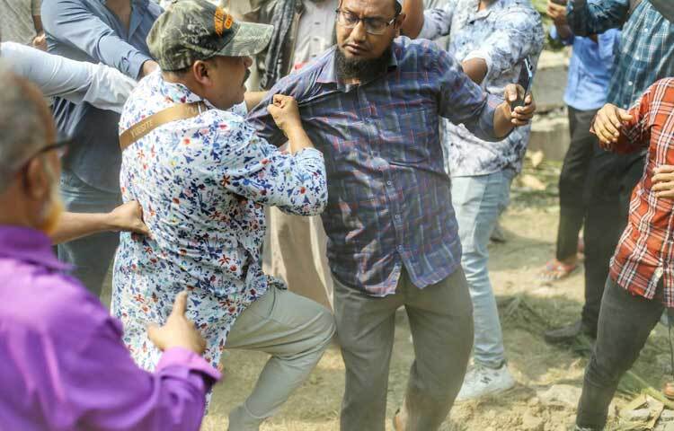 উত্তেজিত জনতা গণপিটুনি দিতে দিতে বাড়ির বাইরে রাস্তায় নিয়ে যান।