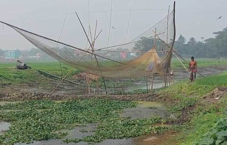 স্থানীয় একটি মহল মাছ শিকারের জন্য বাঁধ দিয়ে মাছ ধরায় এই সমস্যা দেখা দিয়েছে।