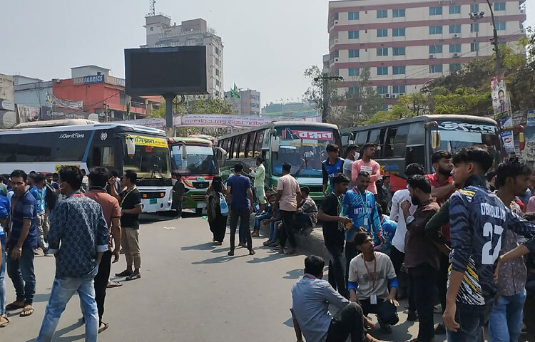শ্রমিকদের অবরোধের ফলে শহরের চাষাঢ়া এলাকাসংলগ্ন বিভিন্ন সড়কে তীব্র যানজটের সৃষ্টি হয়েছে।