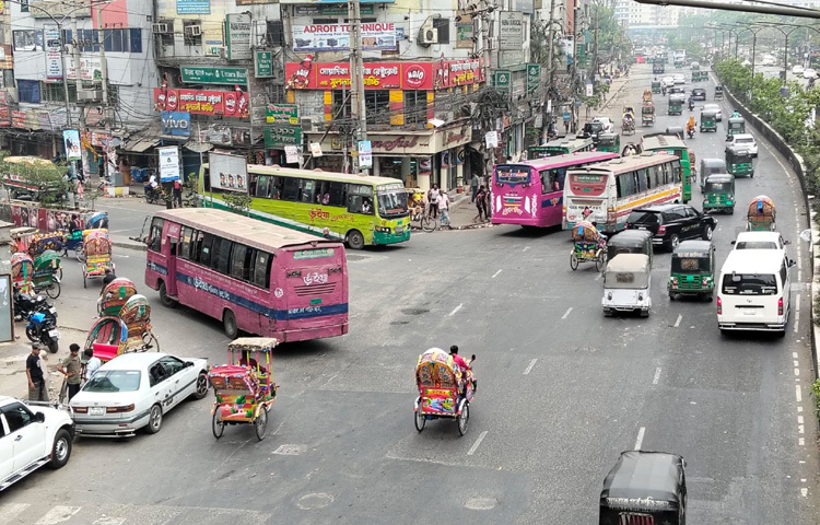 ঈদের দিনের তুলনায় আজ সড়কে যানবাহন বেড়েছে। তবে যাত্রী তেমন নেই।