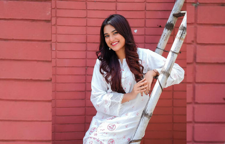 সাদা সালোয়ার–কামিজে মায়াবী তটিনী।