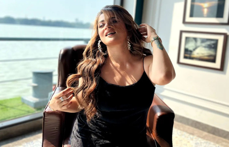 এমনকি একাধিক বিয়ে করেও কমেনি তার জনপ্রিয়তা। এখনো ভক্তদের হৃদয়ে রাজ করে লাস্যময়ী এই নায়িকা।