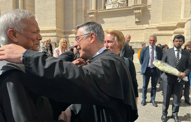 তিনি আরও জানান, অধ্যাপক ইউনূসের সঙ্গে যৌথভাবে রোমে ‘থ্রি জিরো ইনিশিয়েটিভ’-এরও সূচনা করেছিল ভ্যাটিকান সিটি, যা ২০০৬ সালের নোবেল শান্তি পুরস্কার বিজয়ীর দূরদৃষ্টিসম্পন্ন ধারণার একটি গুরুত্বপূর্ণ অঙ্গ ছিল।