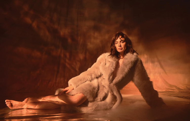 প্রথমদিকে অনেকেই ভাবত, একটি সুপারহিরো চরিত্রে একজন মডেল-অভিনেত্রী কি করে সফল হতে পারেন? কিন্তু গ্যাল তার অভিনয় ক্ষমতা, ব্যক্তিত্ব এবং চরিত্রের প্রতি ভালোবাসা দিয়ে সেটি প্রমাণ করেছেন।