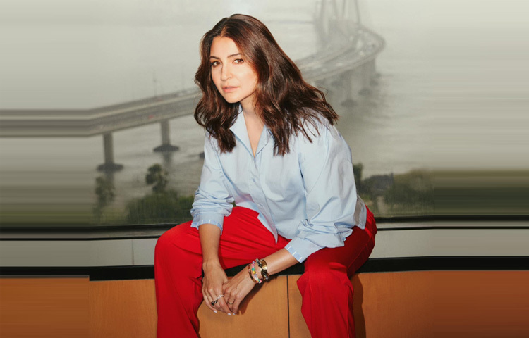 কিন্তু শুধু পর্দার নয়, বাস্তব জীবনেও তিনি হয়ে উঠেছেন সাহসী একজন নারী। নিজস্ব প্রযোজনা সংস্থা খুলে নারীপ্রধান গল্প বলার উদ্যোগ নিয়েছেন, কাউকে অনুকরণ না করে নিজের কেরিয়ার নিজেই গড়ে নিয়েছেন। এই যাত্রায় তার সঙ্গী  বিরাট কোহলি।