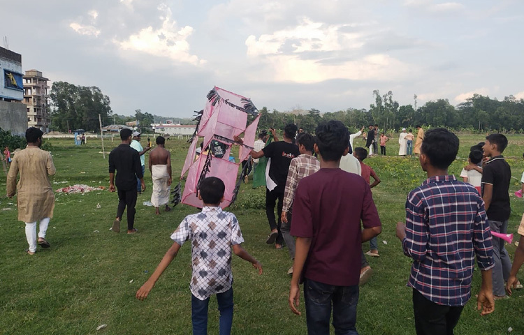 অংশগ্রহণকারী প্রতিযোগীদের নানা ধরনের চমকপ্রদ ঘুড়ি প্রদর্শনের মাধ্যমে এক উৎসবমুখর পরিবেশের সৃষ্টি হয়।