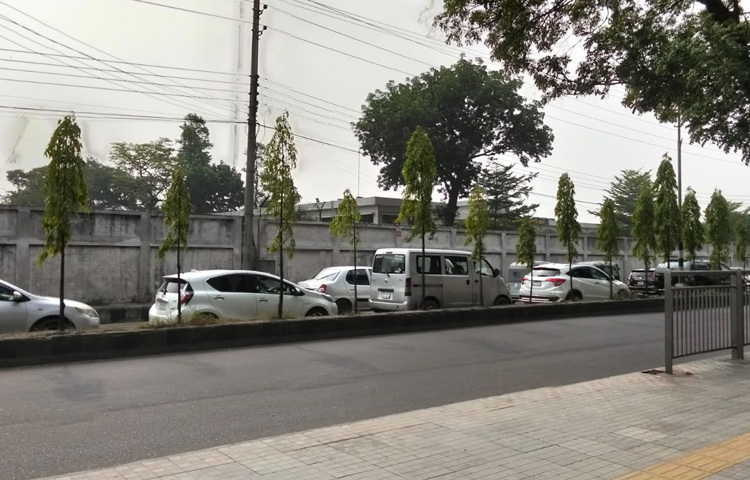 ফলে সকাল থেকেই মৎস্যভবন থেকে কাকরাইল, প্রেস ক্লাব, বিজয়নগর হয়ে বায়তুল মোকাররম পর্যন্ত বিস্তীর্ণ এলাকায় যানজট ভয়াবহ আকার ধারণ করে।