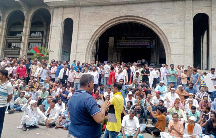 বিক্ষোভকারীরা জানান, আদালতের রায় ও নির্বাচন কমিশনের গেজেট প্রকাশের পরও ইশরাক হোসেনকে শপথ করানো হয়নি। তাকে দ্রুত মেয়রের দায়িত্বে বসানো না হলে আন্দোলন আরও তীব্র হবে বলে জানান তারা।