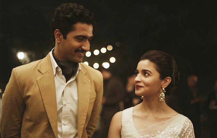 কিন্তু তার যাত্রাপথে ‘তারকা’ হয়ে ওঠার জন্য কখনওই ‘তারকাসুলভ’ কিছু করতে হয়নি। ভিকি প্রমাণ করেছেন, আপনি যদি প্রতিটি চরিত্রে হৃদয় ঢেলে দেন, তাহলে দর্শক তা ঠিকই বুঝে নেয়।