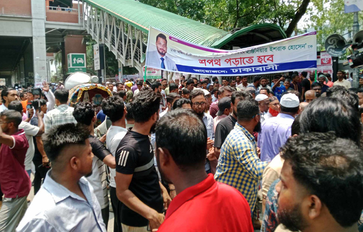 এর আগে প্রেস ক্লাবের সামনে সংক্ষিপ্ত সমাবেশ করে তারা।