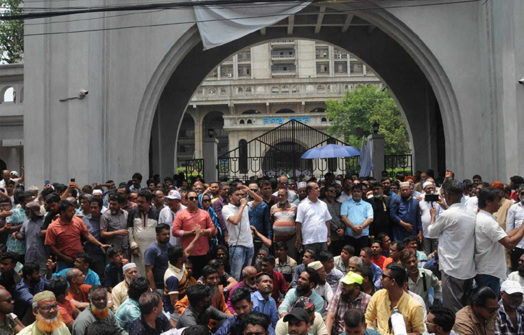 এ সময় ‘শপথ শপথ চাই, ইশরাক ভাইয়ের শপথ চাই’, ‘শপথ নিয়ে তালবাহানা চলবে না চলবে না’, ‘অবিলম্বে ইশরাক হোসেনের শপথ চাই, দিতে হবে’, ‘জনতার মেয়র ইশরাক ভাই, অন্য কোনো মেয়র নাই’ সহ বিভিন্ন স্লোগান দিতে দেখা গেছে।