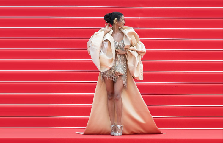 উত্তর প্রদেশের এক ছোট গ্রামে জন্ম তার। কঠিন বাস্তবতায় বেড়ে ওঠা, যেখানে স্বপ্ন দেখাও ছিল এক ধরনের বিদ্রোহ।