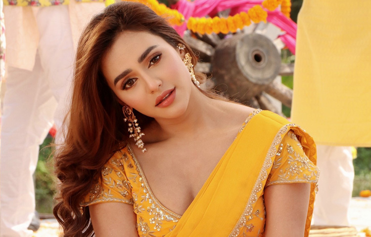 মিষ্টি হাসি আর পরিপাটি স্টাইলের সমন্বয়েই নুসরাত হয়ে উঠেছেন অনেকের অনুপ্রেরণা ও চোখ ধাঁধানো একটা নাম। এই হাসি আর স্টাইলের জাদুই তাকে অনন্য করে তুলেছে।