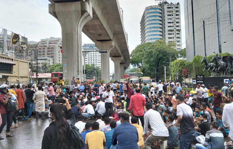 অফিসগামী মানুষ থেকে শুরু করে হাসপাতালে যাওয়ার রোগী, শিক্ষার্থীসহ সব শ্রেণির সাধারণ মানুষকে পড়তে হয় চরম দুর্ভোগে।