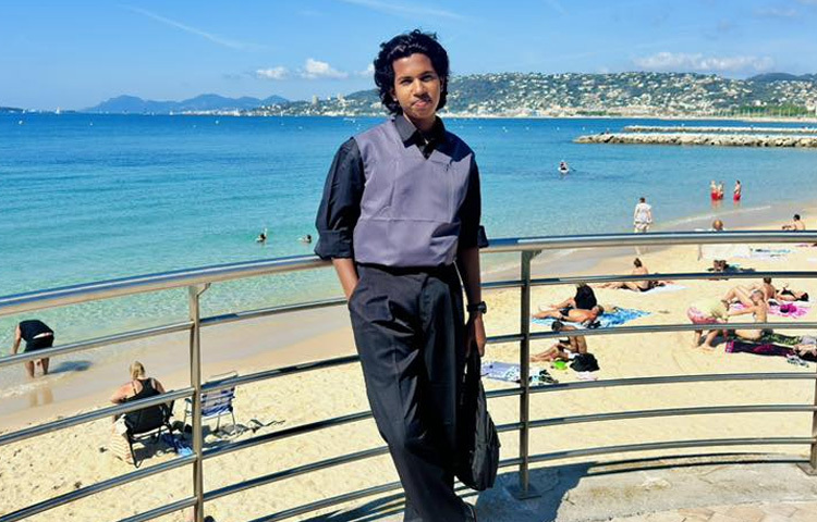 আরামদায়ক ফিটিংয়ের মিডনাইট ব্লু শার্ট ও প্যান্টের সঙ্গে ধূসর ভেস্টে আল আমিন ছিলেন সবার চোখে এক নতুন তারকা।