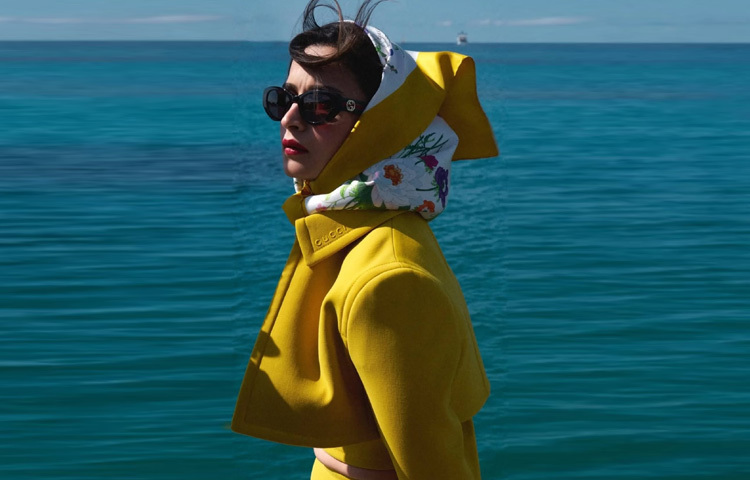 গুচির চোখধাঁধানো পোশাকে তিনি যেন হয়ে উঠেছিলেন গ্ল্যামার আর ক্ল্যাসিক স্টাইলের অনন্য সংমিশ্রণ। উজ্জ্বল সূর্যমুখী হলুদ রঙে আলিয়ার উপস্থিতি ছিল চোখ জোড়ানো।