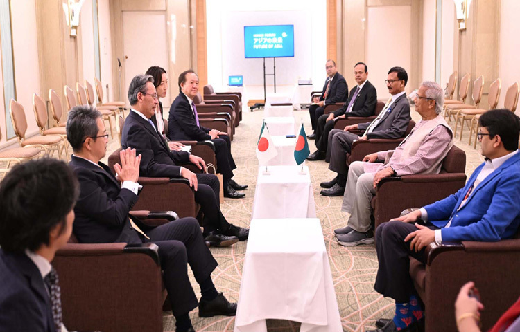 প্রধান উপদেষ্টা প্রফেসর মুহাম্মদ ইউনূসের সঙ্গে সাক্ষাৎ করেন জাপানের টোকিওতে ইম্পেরিয়াল হোটেলে নিক্কেই ইনকর্পোরেটেডের প্রধান নির্বাহী ও প্রেসিডেন্ট সুইয়োশি হাসেবের নেতৃত্বে প্রতিনিধিদল। ছবি: পিআইডি