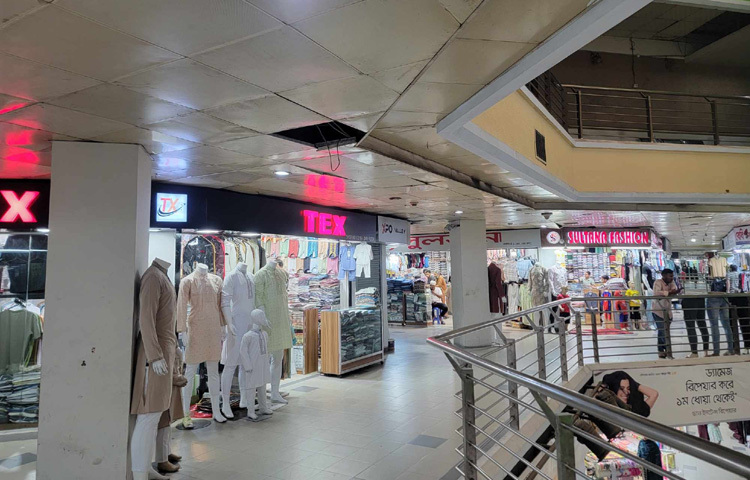 ক্রেতাদের সঙ্গে কথা বলে জানা গেছে, মুদ্রাস্ফীতি, নিত্যপণ্যের দাম বৃদ্ধি ও আয়-ব্যয়ের অসামঞ্জস্যের কারণে মানুষ প্রয়োজনের বাইরে ব্যয় করতে চাইছে না।