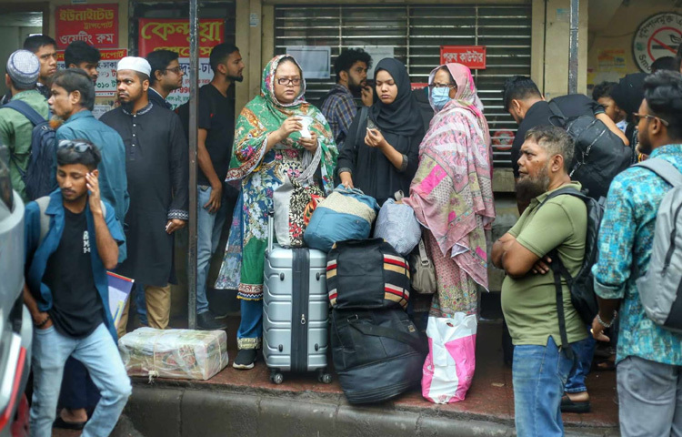 মহাখালী বাসস্ট্যান্ডের এই দৃশ্য কেবল এক জায়গার নয়; এটি যেন সারাদেশেরই এক প্রতিচ্ছবি। ঘরে ফেরার টান, প্রিয়জনকে জড়িয়ে ধরার অপেক্ষা এসবই মিলেমিশে তৈরি করে এক অনন্য আবেগময় মুহূর্ত।