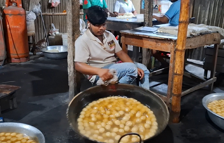 রাজবাড়ীর ক্ষীর চমচম শুধু জিভের স্বাদ নয়, এ যেন এক মিষ্টি স্মৃতি, এক শহরের আত্মপরিচয়। যেখানে উৎসব আসে, ঈদ আসে, মানুষ আসে-আর একটুখানি সুখ খুঁজে নেয় চমচমের রসে ভেজা সেই মোহনীয় কামনায়।