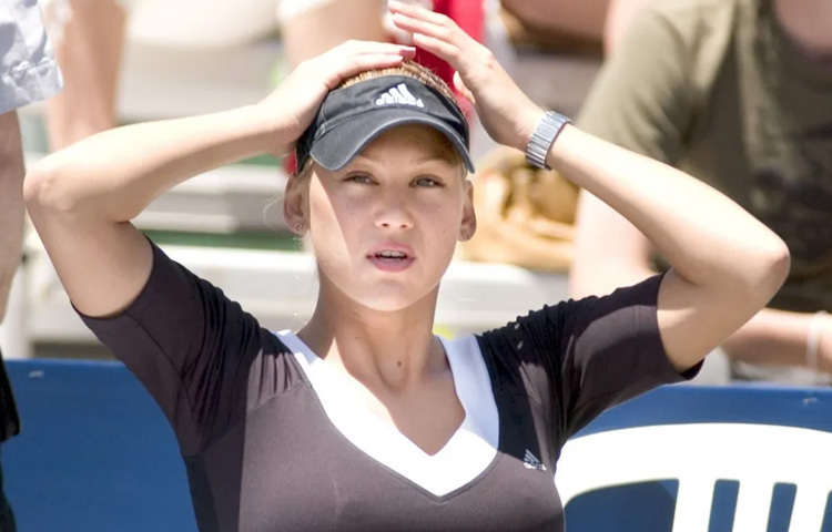 ১৯৯৫ সালে মাত্র ১৪ বছর বয়সে আন্না কুর্নিকোভা পেশাদার টেনিসে পা রাখেন। ১৯৯৬ সালে উইম্বলডনে একটানা তিন রাউন্ড জিতে তিনি সবার নজর কাড়েন। ১৯৯৭ সালে ফ্রেঞ্চ ওপেনের চতুর্থ রাউন্ডে উঠার মাধ্যমে বোঝা যায়, তার মধ্যে রয়েছে বিশাল সম্ভাবনা।