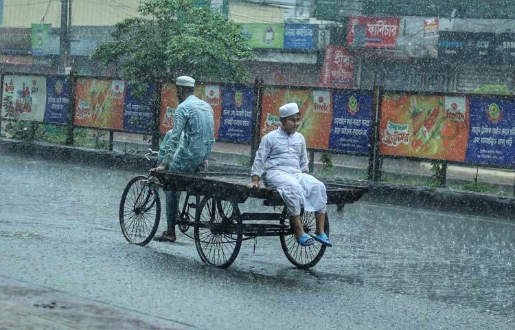 সারাদেশে উদযাপিত হচ্ছে পবিত্র ঈদুল আজহা। আজ সকালে ঈদের নামাজ শেষে শুরু হয় পশু কোরবানির কাজ। রাজধানীতে রাস্তার উপরে, কেউ বাড়ির সামনে, কেউ গলিতে কোরবানির মাংস কাটার কাজ করেন। এর মাঝেই শুরু হয় স্বস্তির বৃষ্টি রাজধানীতে। তবে কোরবানির মাংস কাটায় কিছুটা দুর্ভোগ পোহাতে হয়েছে। ছবি: মাহবুব আলম