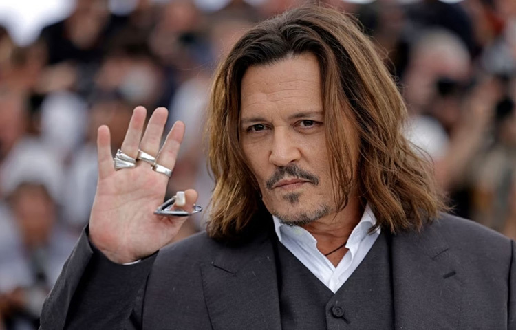 ডার্ক, অদ্ভুত, গভীর চরিত্রে অভিনয়ের অসাধারণ দক্ষতা ছিল তার। কিন্তু যে চরিত্রটি তাকে গ্লোবাল আইকনে রূপান্তর করে সেটি হল ‘ক্যাপ্টেন জ্যাক স্প্যারো’। ‘পাইরেটস অব দ্য ক্যারিবিয়ান’ সিরিজে এই বেখেয়ালি জলদস্যুর ভূমিকায় তিনি হয়ে ওঠেন জীবন্ত কিংবদন্তি।