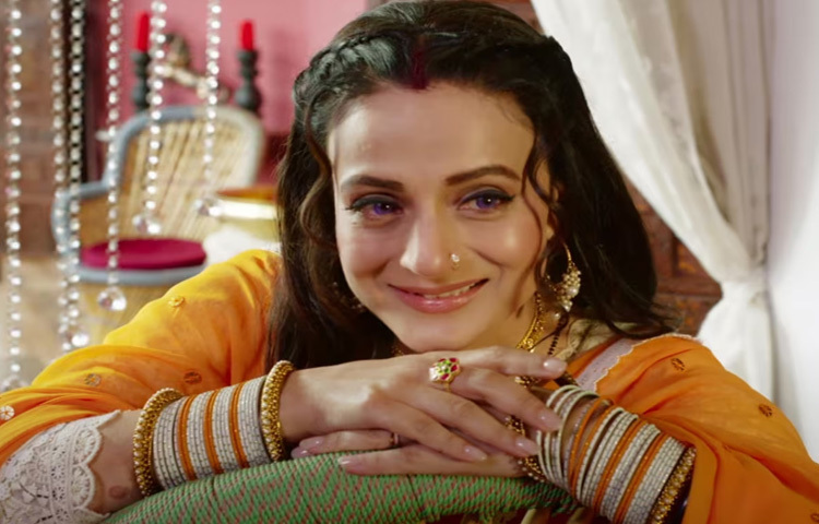 ২০০১ সালে মুক্তি পায় তার ক্যারিয়ারের আরেক মাইলফলক ছবি ‘গদর: এক প্রেম কথা’ সানি দেওলের বিপরীতে ‘সাকিনা’ চরিত্রে অমীশা ছিলেন একেবারেই আলাদা এক রূপে। দেশভাগের পটভূমিতে নির্মিত সেই ক্লাসিক প্রেমকাহিনিতে তার অভিনয় ছিল আবেগপ্রবণ ও শক্তিশালী। গদর তাকে স্থায়ীভাবে বলিউডের প্রথম সারির নায়িকাদের কাতারে নিয়ে আসে।