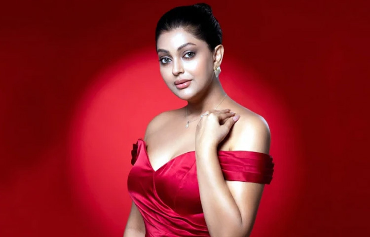 পরের বছরই শাহ আলম কিরণ পরিচালিত ‘সাজঘর’ ছবিটিতে অভিনয় করে ক্যারিয়ারের প্রথম জাতীয় চলচ্চিত্র পুরস্কারটি পেয়ে যান এই নায়িকা।