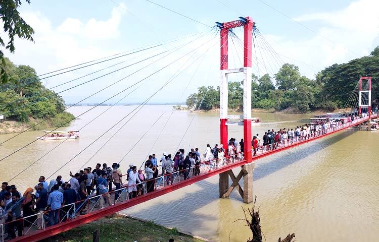 ঈদের লম্বা ছুটিতে পর্যটকের ঢল নেমেছে হ্রদ-পাহাড়ের শহর রাঙ্গামাটিতে। ঈদকে কেন্দ্র করে এবারই প্রথম টানা ১০ দিনের ছুটি পেলেন সরকারি চাকরিজীবীরা। দশদিনের টানা ছুটিতে দেশের পর্যটন ও বিনোদনকেন্দ্রে পর্যটকদের ব্যাপক সমাগম ঘটেছে বলে জানান এ খাতের সংশ্লিষ্টরা। ছবি: জাগো নিউজ