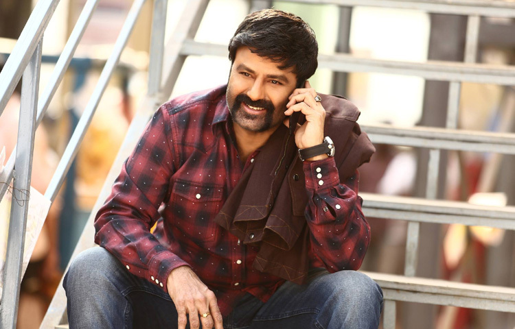 হাতে ঘড়ি পরার ধরণ থেকে শুরু করে চোখ সরিয়ে তাকানোর স্টাইল, সবই ভাইরাল হয়ে যায়। এ কারণেই বলকৃষ্ণের সিনেমা মানেই হলভর্তি দর্শক আর গলা ছাড়া চিৎকার।