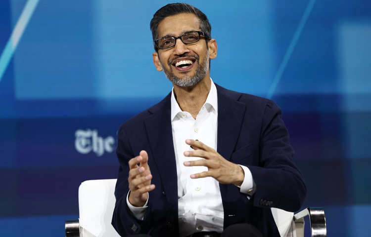 তিনি ভারতীয় প্রযুক্তি প্রতিষ্ঠান আইআইটি খড়গপুর থেকে মেটালার্জিক্যাল ইঞ্জিনিয়ারিংয়ে স্নাতক সম্পন্ন করেন। এরপর স্কলারশিপ পেয়ে যুক্তরাষ্ট্রে যান এবং স্ট্যানফোর্ড বিশ্ববিদ্যালয়ে পড়াশোনা করেন ম্যাটেরিয়াল সায়েন্স ও ইঞ্জিনিয়ারিং নিয়ে। পরে হুইটন স্কুল থেকে এমবিএ করেন।