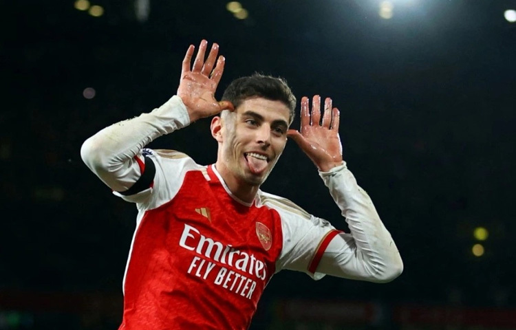 ২০১৮-১৯ মৌসুমে তিনি বুন্দেসলিগায় ১৭টি গোল করেন, যা একজন মিডফিল্ডারের জন্য অভূতপূর্ব। এই পারফরম্যান্সেই তিনি ইউরোপের বড় ক্লাবগুলোর নজরে আসেন। ২০২০ সালে হাভার্টজ ৭১ মিলিয়ন পাউন্ডে ইংলিশ ক্লাব চেলসিতে যোগ দেন, যা তখনকার সময়ে ক্লাবটির অন্যতম ব্যয়বহুল ট্রান্সফার ছিল।