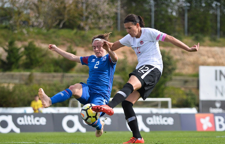 মাত্র ১৬ বছর বয়সে কানাডা জাতীয় দলে সুযোগ পান সিনক্লেয়ার। ২০০০ সালে আলগারভ ক্লাবে প্রথম গোল করেন। এরপর যেন থেমে থাকেননি কখনো। ২০০৩ সালের ফিফা মহিলা বিশ্বকাপে কানাডাকে প্রথমবারের মতো সেমিফাইনালে তুলেছিলেন এই ফরোয়ার্ড।