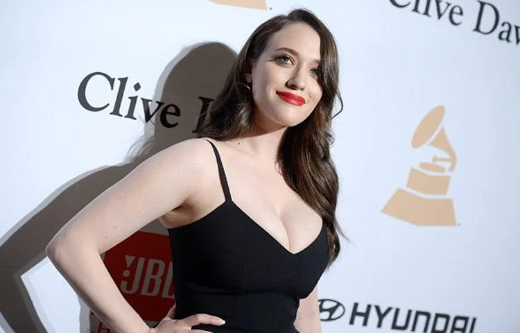 ক্যাট মূলত হোমস্কুলিংয়ের মাধ্যমে পড়াশোনা করেছেন এবং ১৪ বছর বয়সে হাইস্কুল সম্পন্ন করেন। এরপর তার পরিবার লস অ্যাঞ্জেলেসে চলে যায়, যেন ক্যাট পুরোপুরি অভিনয়ে মনোনিবেশ করতে পারেন।