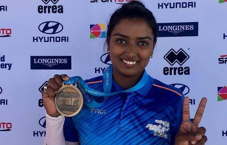 ২০০৬ সালে দীপিকা যোগ দেন ঝাড়খণ্ডের তীরন্দাজি একাডেমিতে। সেখান থেকেই শুরু হয় পেশাদার প্রশিক্ষণ। ২০১০ সালে মাত্র ১৬ বছর বয়সে কমনওয়েলথ গেমসে স্বর্ণপদক জয় করে আলোচনায় আসেন। এরপর একে একে বিশ্বকাপ, এশিয়ান গেমস, অলিম্পিক সবখানেই তিনি রেখেছেন অবদান।