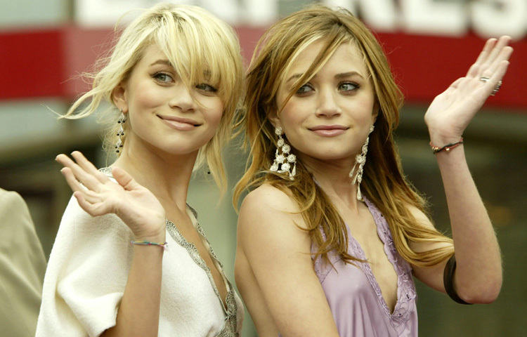 ২০০৬ সালে তারা ‘দ্যা র’ নামক একটি বিলাসবহুল ফ্যাশন ব্র্যান্ড প্রতিষ্ঠা করেন, যা তাদের ব্যক্তিগত স্টাইল ও ন্যূনতমতাবাদী নকশার জন্য পরিচিত। এই ব্র্যান্ডটি নিউ ইয়র্ক, লস অ্যাঞ্জেলেস, লন্ডন এবং প্যারিসে স্টোর রয়েছে এবং এটি বিশ্বব্যাপী ৩৭টি দেশে পাওয়া যায়।