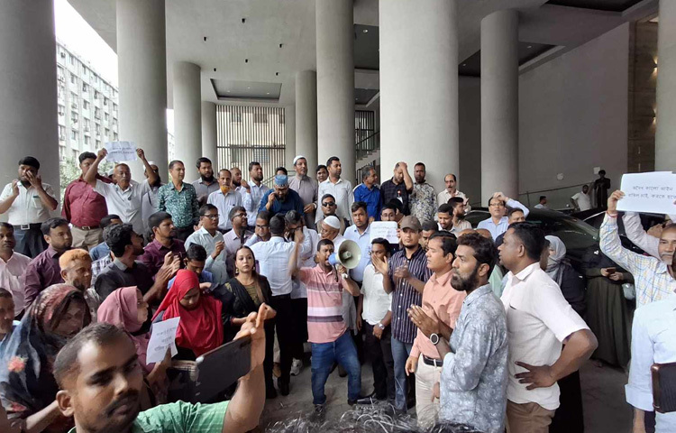 বিক্ষোভে কর্মচারীরা ‘আমার সোনার বাংলায়, বৈষম্যের ঠাঁই নাই’, ‘লেগেছে রে লেগেছে, রক্তে আগুন লেগেছে’, ‘জেগেছে রে জেগেছে, সচিবালয় জেগেছে’, ‘মানি না মানবো না, ফ্যাসিবাদী কালো আইন’, ‘মানি না মানবো না, অবৈধ কালো আইন’ স্লোগান দেন।