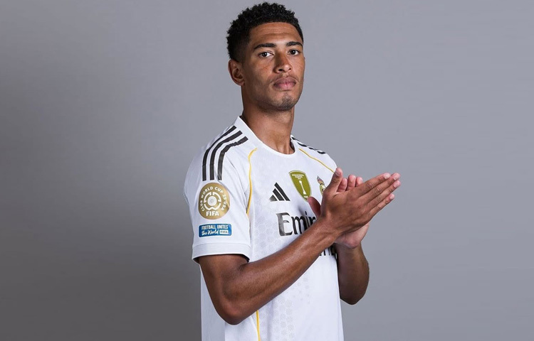 মাত্র ১৬ বছর বয়সে বার্মিংহাম সিটির হয়ে সিনিয়র দলে অভিষেক ঘটে জুডের, আর সেখানেই প্রথম ম্যাচেই গোল করে সবাইকে চমকে দেন। তিনি হয়ে ওঠেন ক্লাবটির ইতিহাসে সর্বকনিষ্ঠ খেলোয়াড়। এত অল্প বয়সে এমন পারফরম্যান্সের পর ক্লাব তার সম্মানে তার জার্সি নম্বর ‘২২’ স্থায়ীভাবে তুলে রাখে এমন সম্মান এর আগে খুব কম তরুণই পেয়েছে।