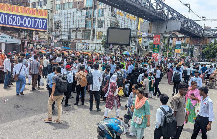 সড়ক দুর্ঘটনায় সহপাঠী নিহতের ঘটনায় রাজধানীর সায়েন্সল্যাব মোড় অবরোধ করে আন্দোলন করছেন ধানমন্ডি আইডিয়াল কলেজের শিক্ষার্থীরা। ছবি: নাহিদ সাব্বির