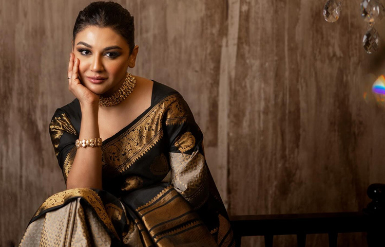 বড় পর্দায় তার যাত্রা হয় ২০০৪ সালে ‘ব্যাচেলর’ ছবির মাধ্যমে। এরপর ‘ডুবসাঁতার’, ‘ফিরে এসো বেহুলা’, ‘গেরিলা’, ‘চোরাবালি’ একে একে তাকে নিয়ে যায় জনপ্রিয়তার শীর্ষে।