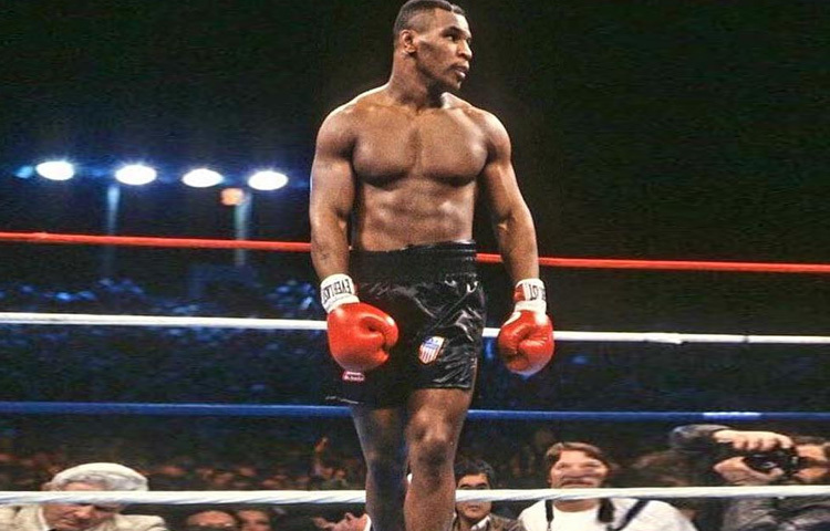 এক ক্রীড়া প্রশিক্ষক বব স্টুয়ার্ট প্রথম তার প্রতিভা চিনে ফেলেন এবং নিয়ে যান কিংবদন্তি কোচ কাস ড্যামাটো’র কাছে। ড্যামাটো মাইককে শুধু একজন বক্সার নয়, একজন সাহসী মানুষ হিসেবেও গড়ে তোলেন।