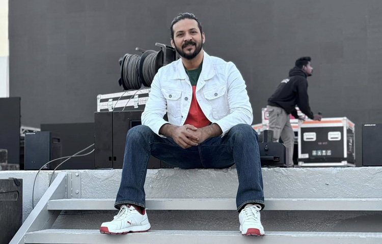 পর্দায় যতটা প্রাণবন্ত, বাস্তব জীবনে নিরব ঠিক ততটাই নীরব ও অন্তর্মুখী। পরিচিত মহলে তিনি একজন চুপচাপ, ভদ্র, ভীষণ সহানুভূতিশীল মানুষ হিসেবে পরিচিত।