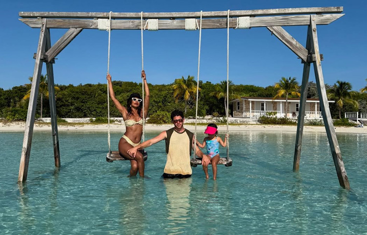 বড় রাউন্ড সানগ্লাসের সঙ্গে ম্যাচিং হ্যাটে ছিলেন প্রিয়াঙ্কা। এমনকি মালতীকেও হ্যাট পরানো হয়েছিল রোদ থেকে বাঁচাতে।