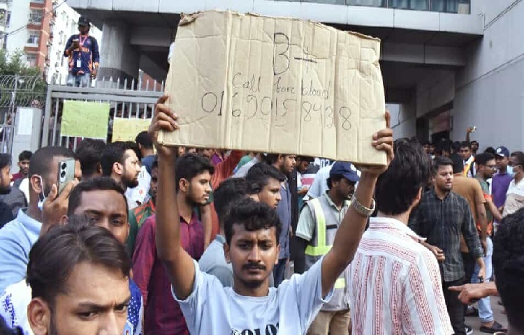 সেনাবাহিনীর পাশাপাশি রক্ত সংগ্রহে কাজ করছেন শিক্ষার্থী ও স্বেচ্ছাসেবীরা।