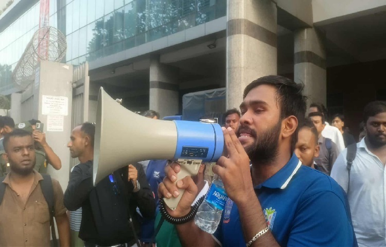 ঘটনার পরপরই এলাকার বিভিন্ন সংগঠনের তরুণরা ছুটে আসেন। কেউ পানি দিচ্ছেন, কেউ সাহায্য করছেন অ্যাম্বুলেন্সে তুলতে, আবার কেউ বার্ন ইনস্টিটিউটের সামনে দাঁড়িয়ে আহত শিশুদের নামের তালিকা তৈরি করছেন।